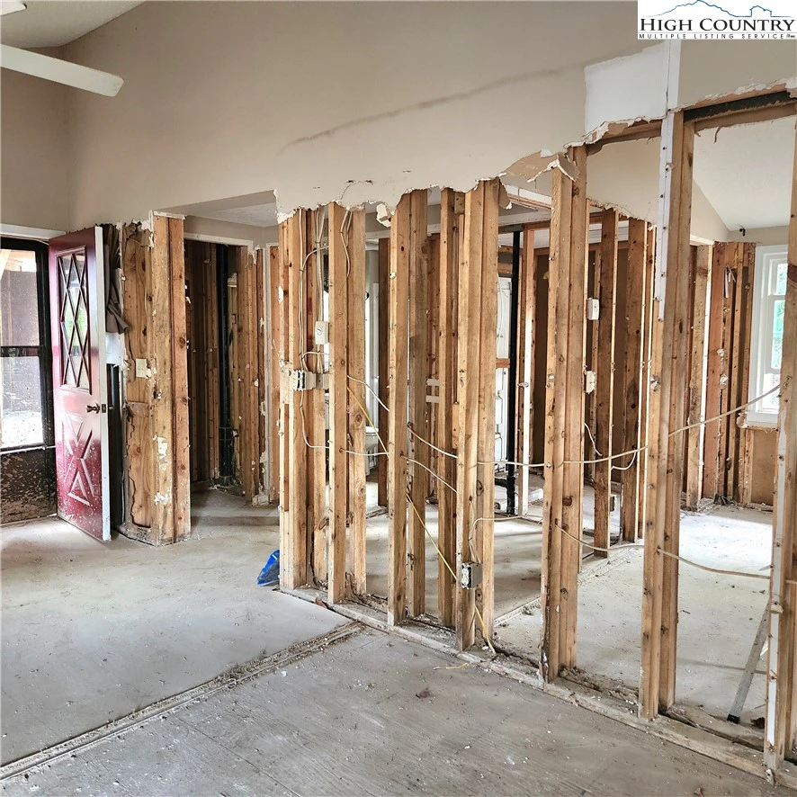 Image number 24 for the current listing