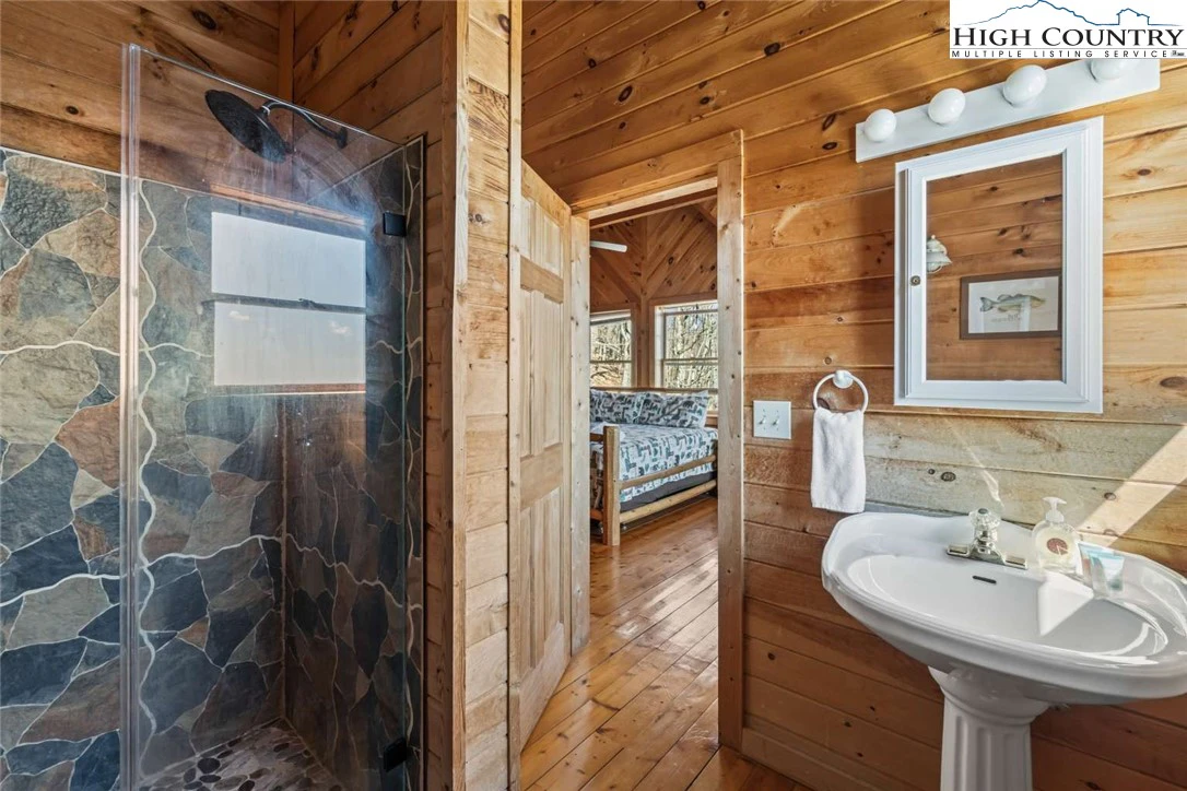 Image number 9 for the current listing