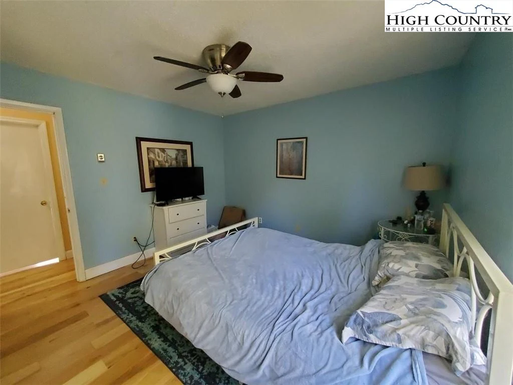 Image number 18 for the current listing