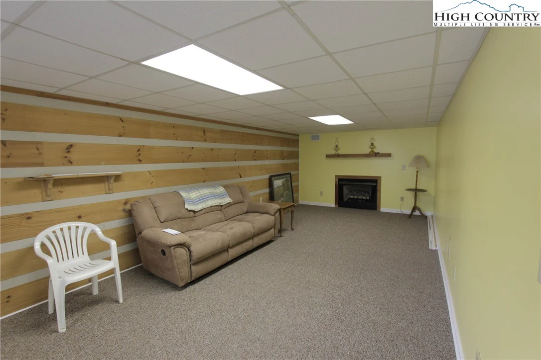 Image number 15 for the current listing