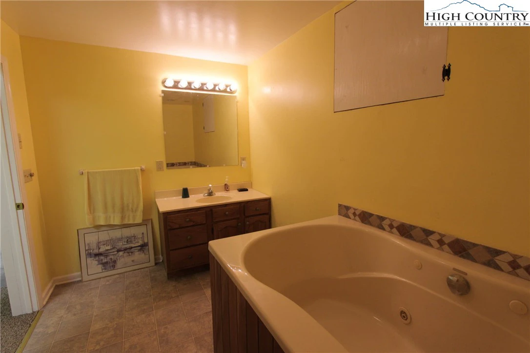 Image number 18 for the current listing