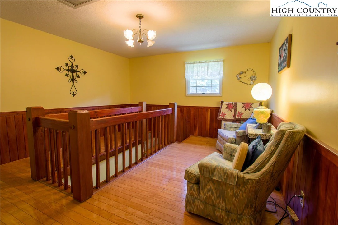 Image number 8 for the current listing