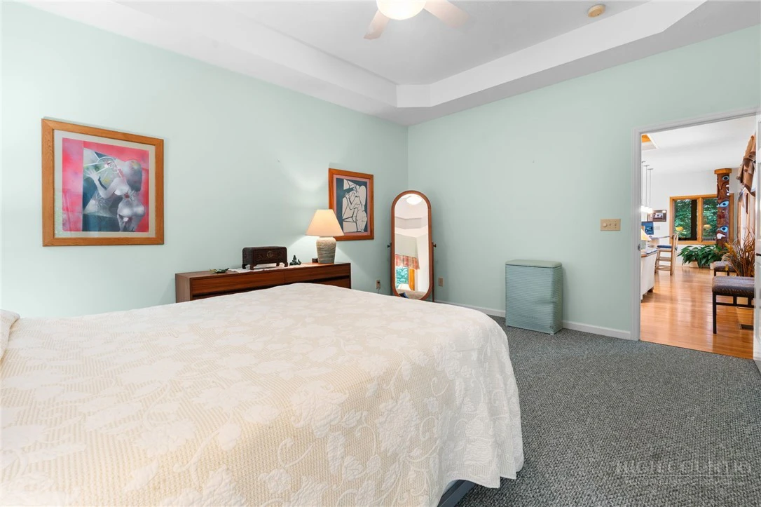 Image number 22 for the current listing