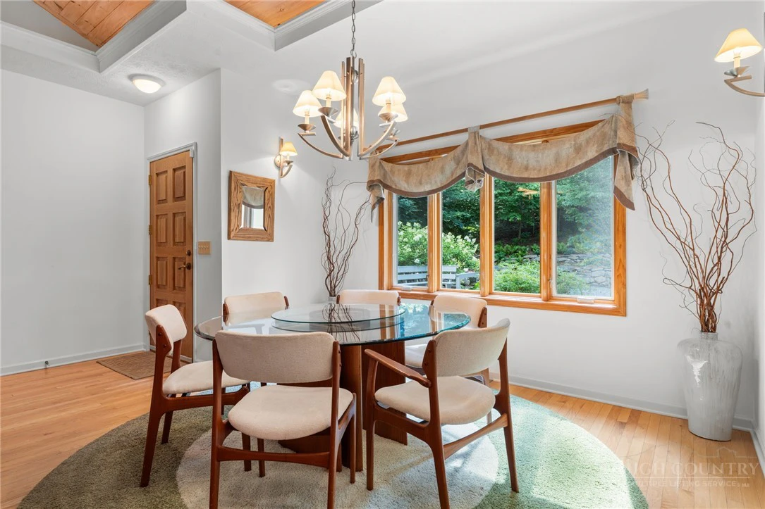 Image number 14 for the current listing