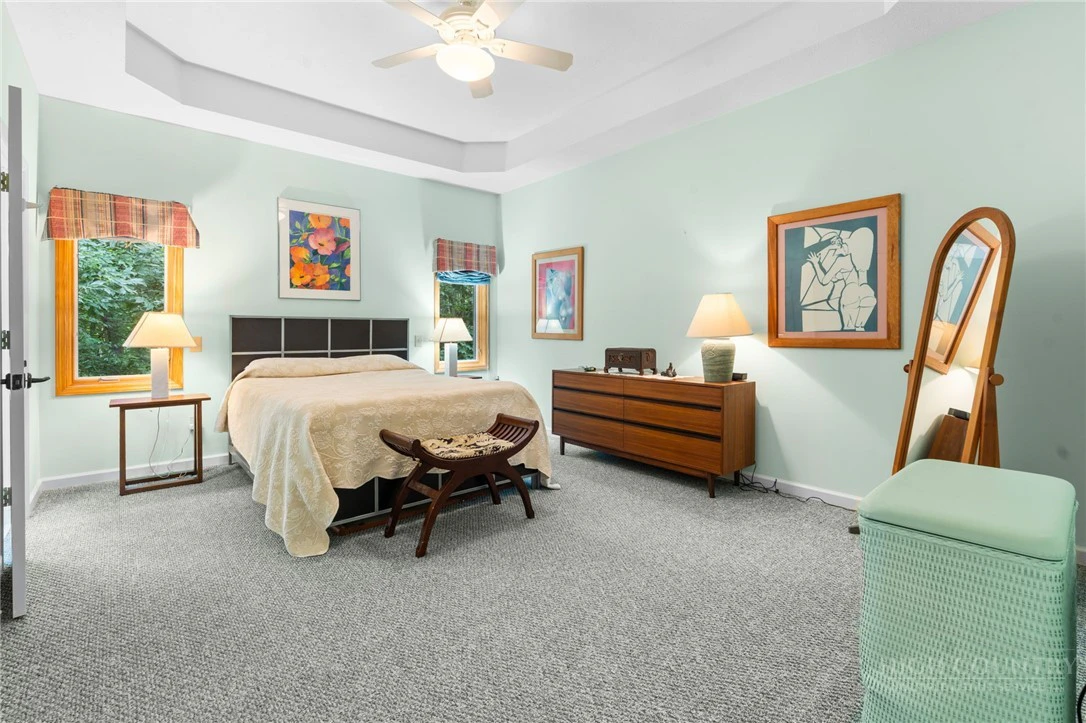Image number 21 for the current listing