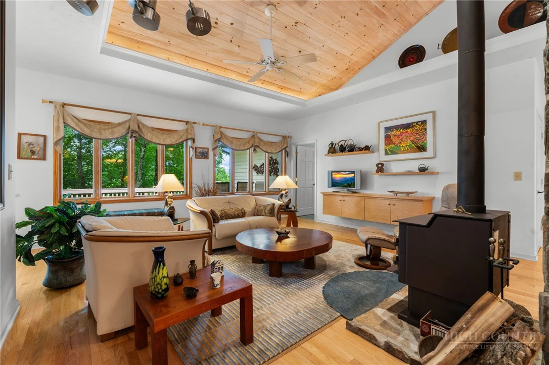 Image number 9 for the current listing