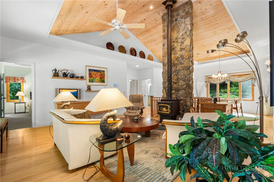 Image number 8 for the current listing