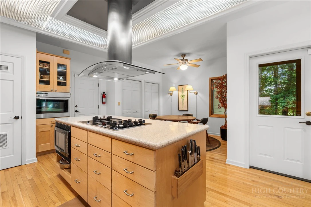 Image number 19 for the current listing