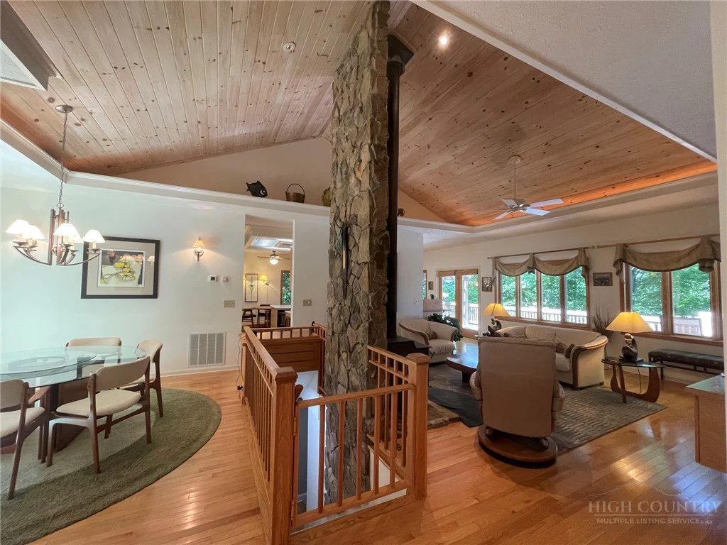 Image number 7 for the current listing