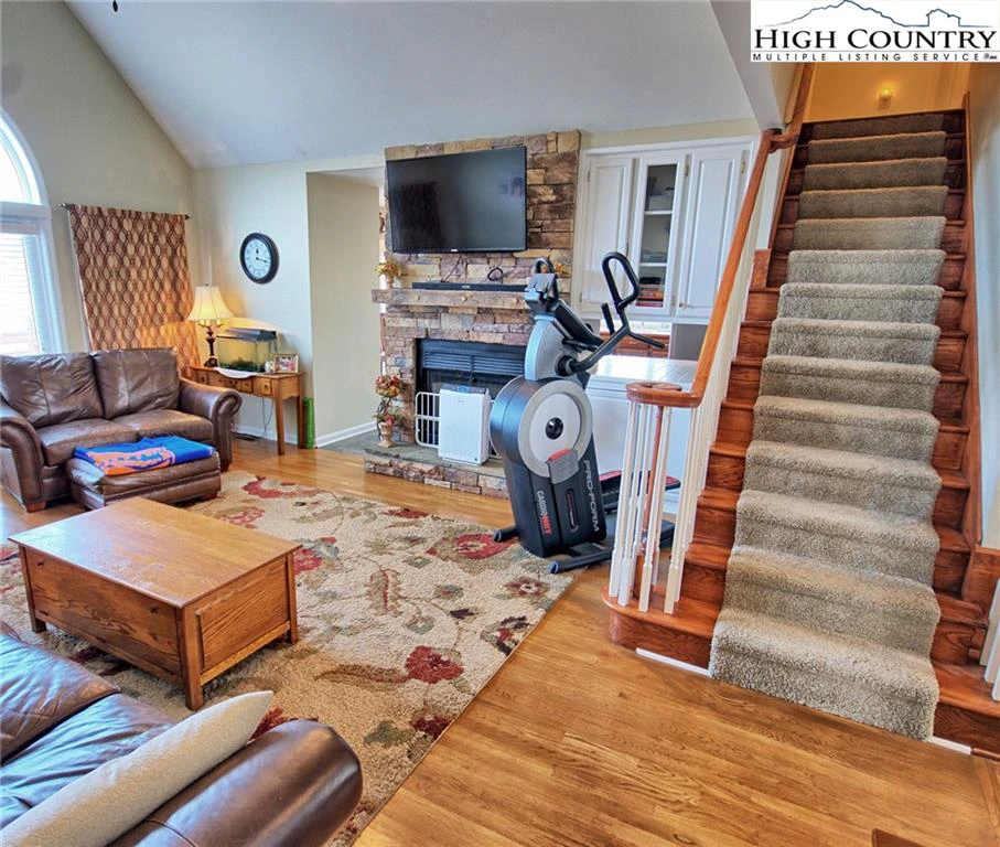 Image number 19 for the current listing