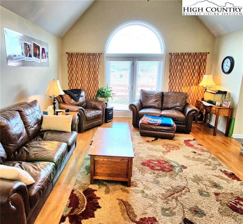 Image number 18 for the current listing