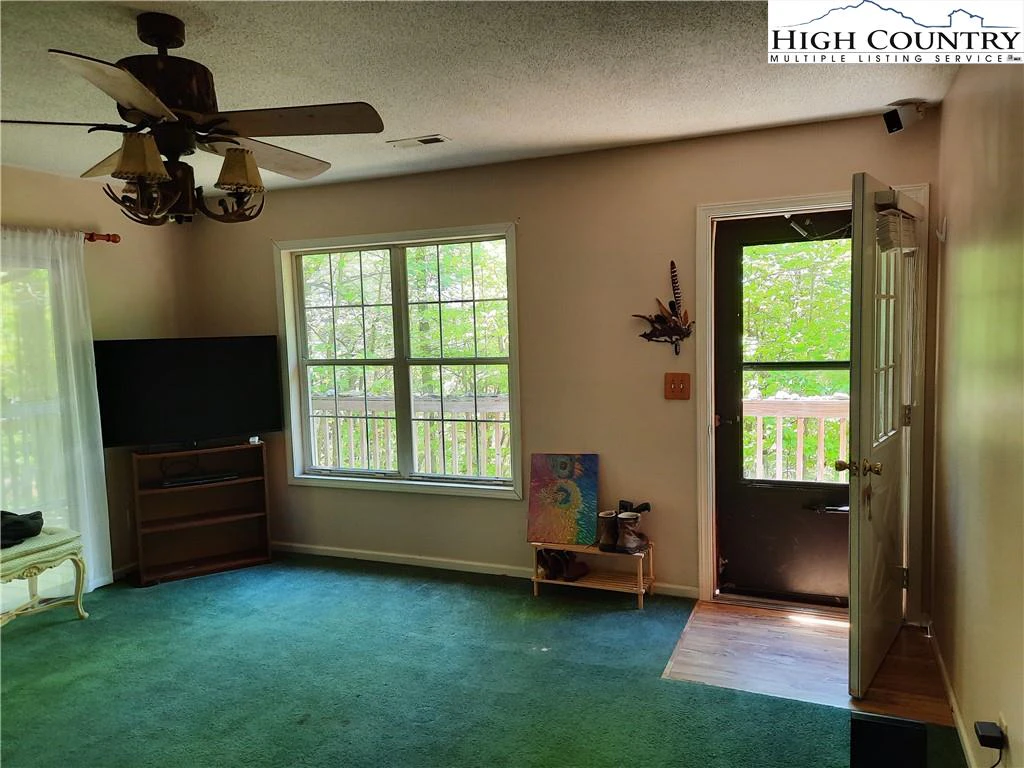 Image number 16 for the current listing