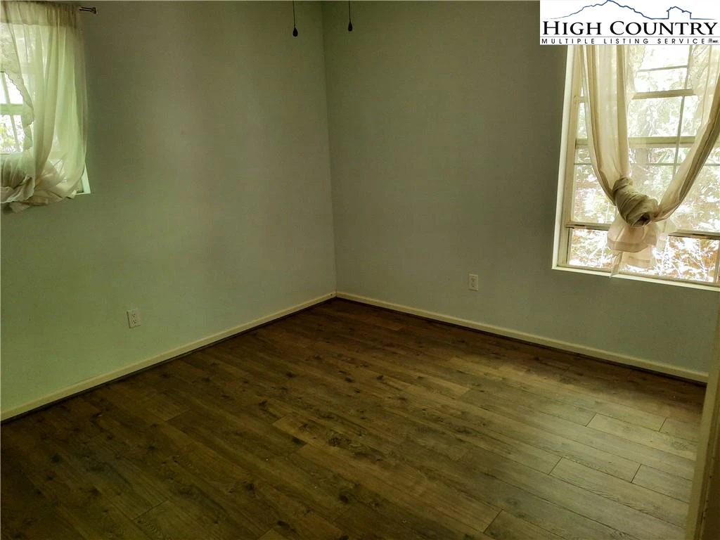 Image number 10 for the current listing