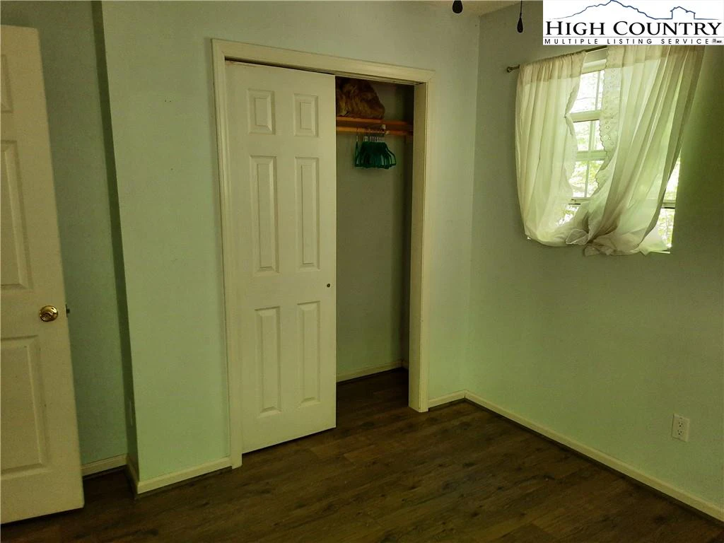 Image number 9 for the current listing