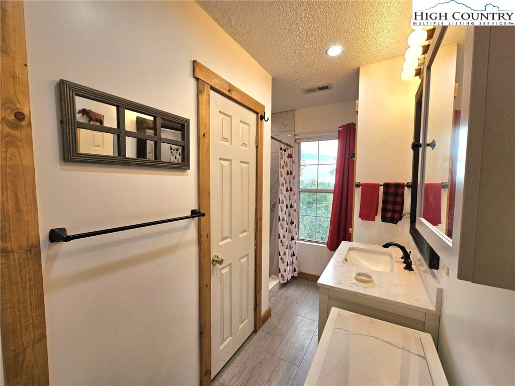 Image number 11 for the current listing