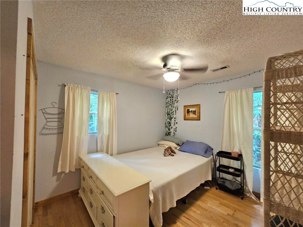 Image number 15 for the current listing