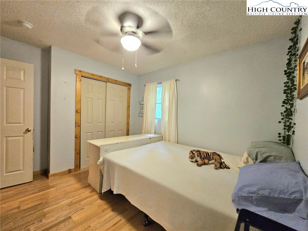 Image number 17 for the current listing