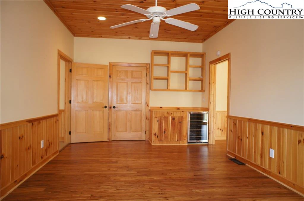 Image number 9 for the current listing