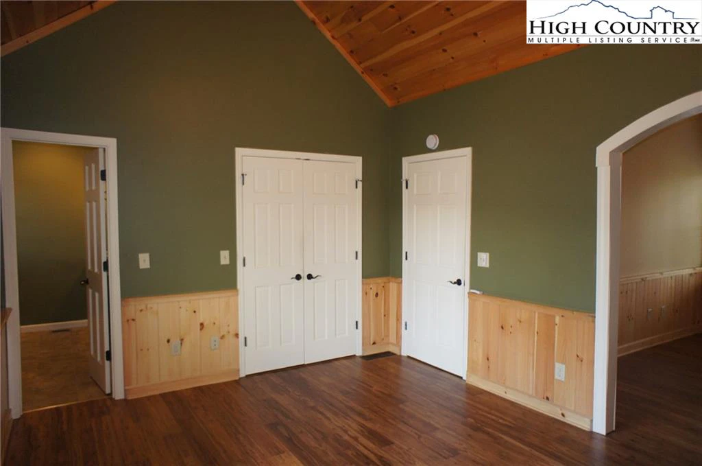 Image number 15 for the current listing