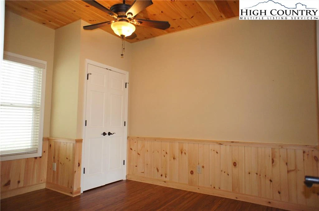 Image number 19 for the current listing