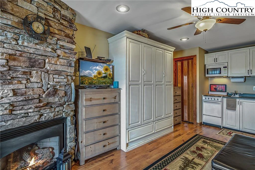 Image number 17 for the current listing