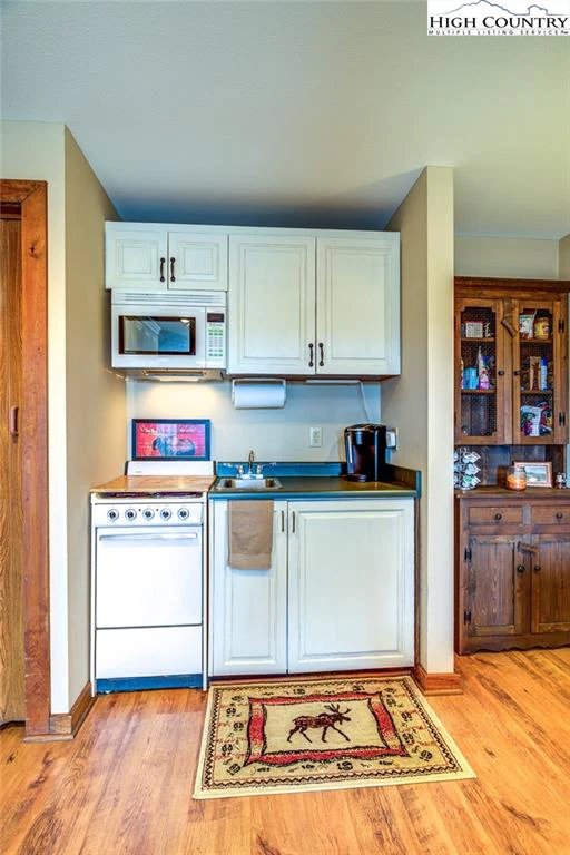 Image number 2 for the current listing