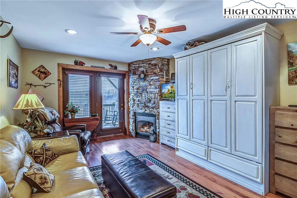 Image number 15 for the current listing