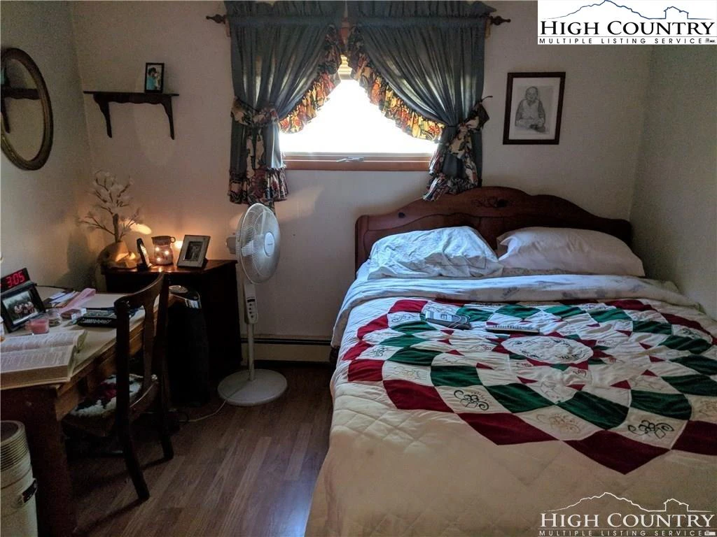 Image number 11 for the current listing