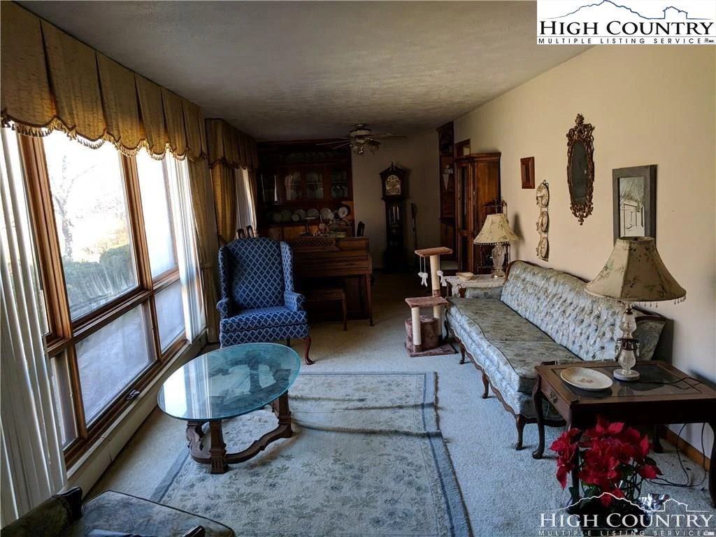 Image number 10 for the current listing
