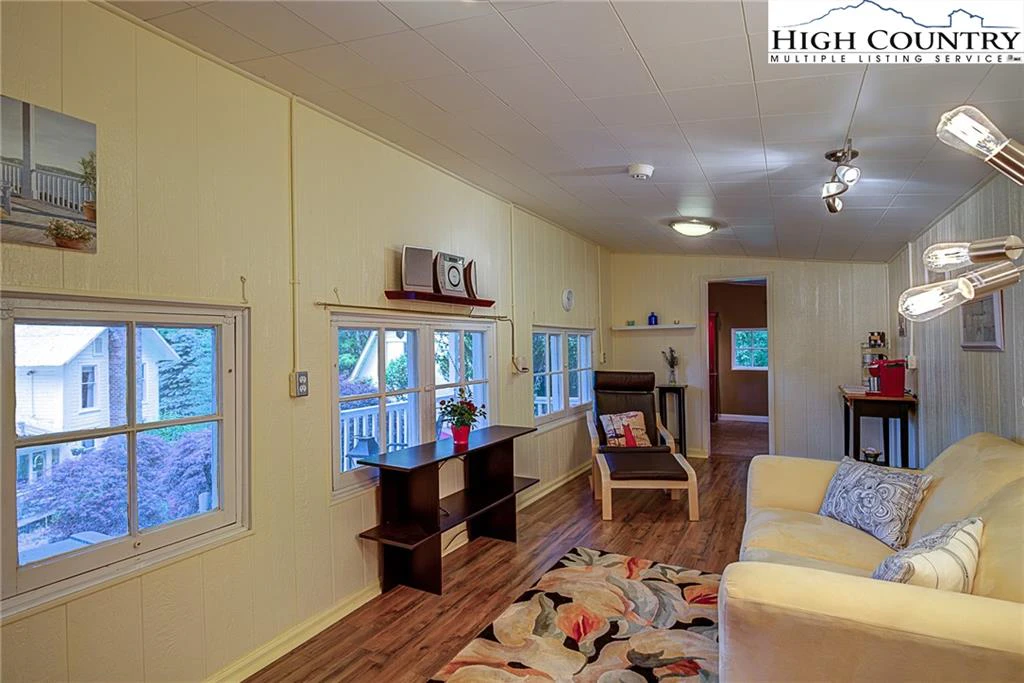 Image number 7 for the current listing