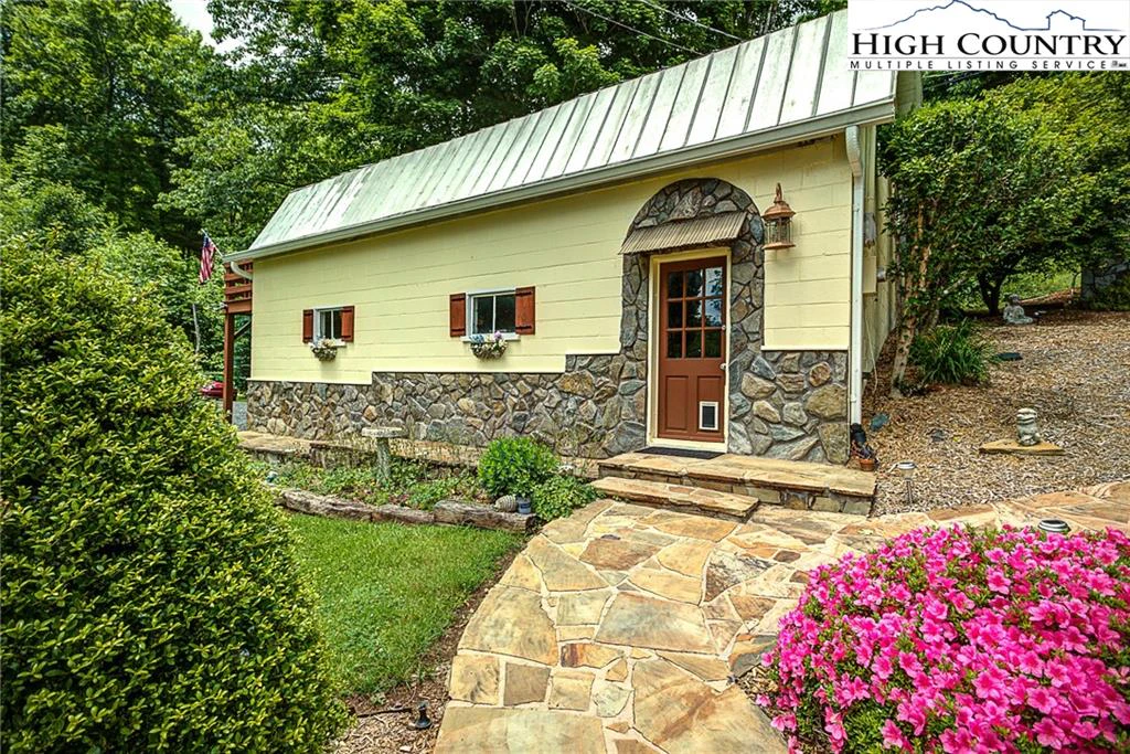 Image number 13 for the current listing