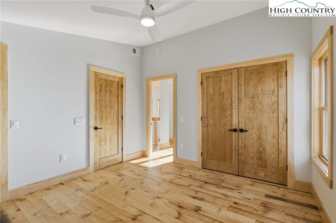 Image number 2 for the current listing