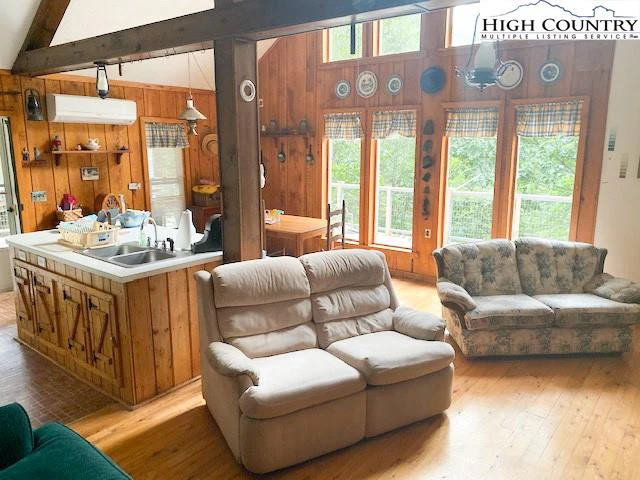 Image number 10 for the current listing