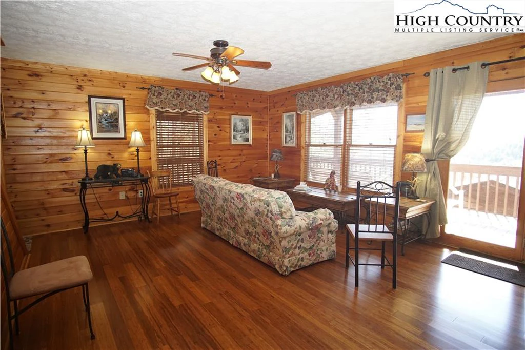 Image number 17 for the current listing