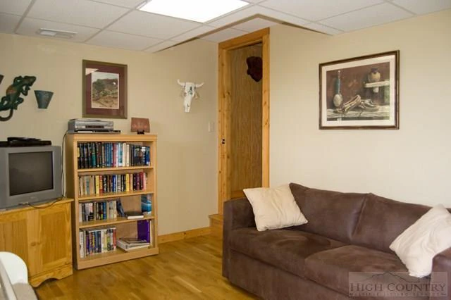 Image number 13 for the current listing