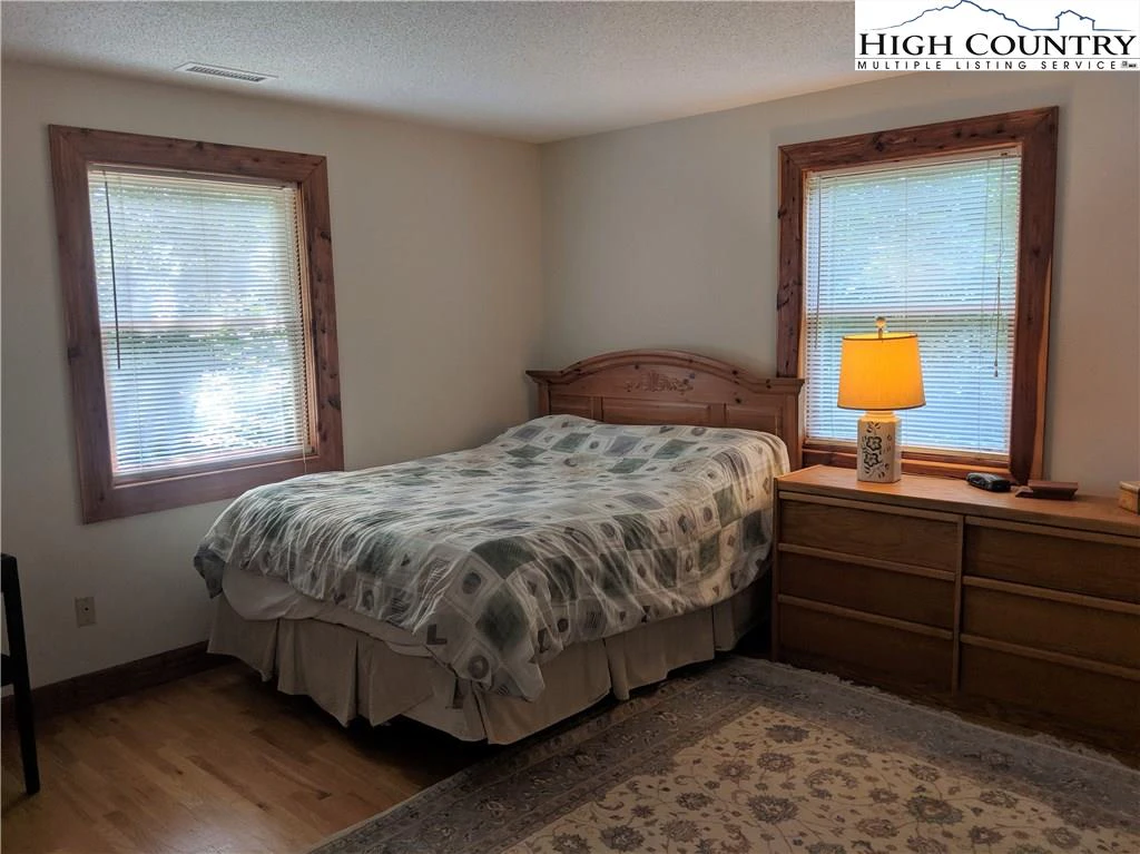 Image number 10 for the current listing