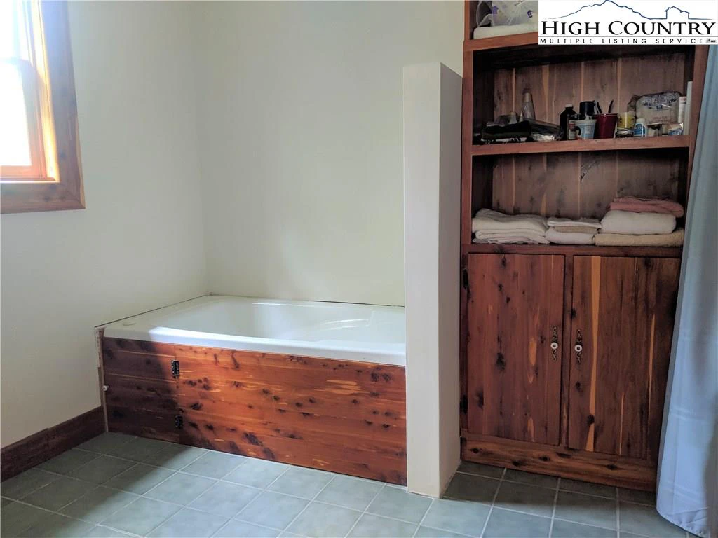 Image number 4 for the current listing