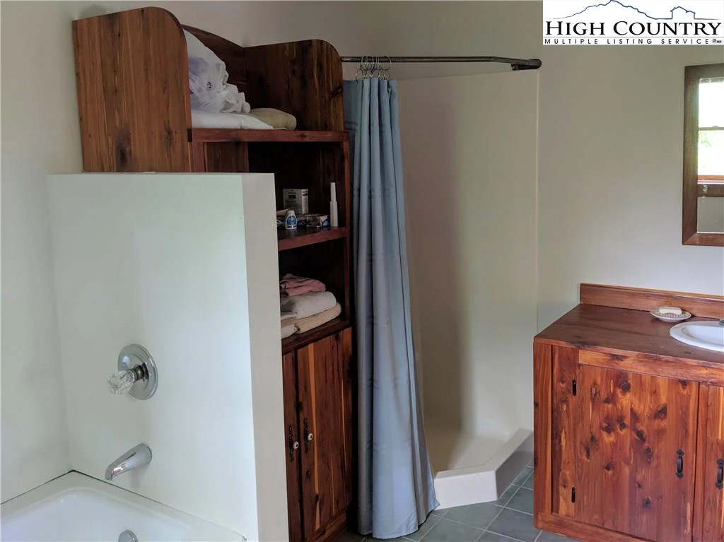 Image number 5 for the current listing