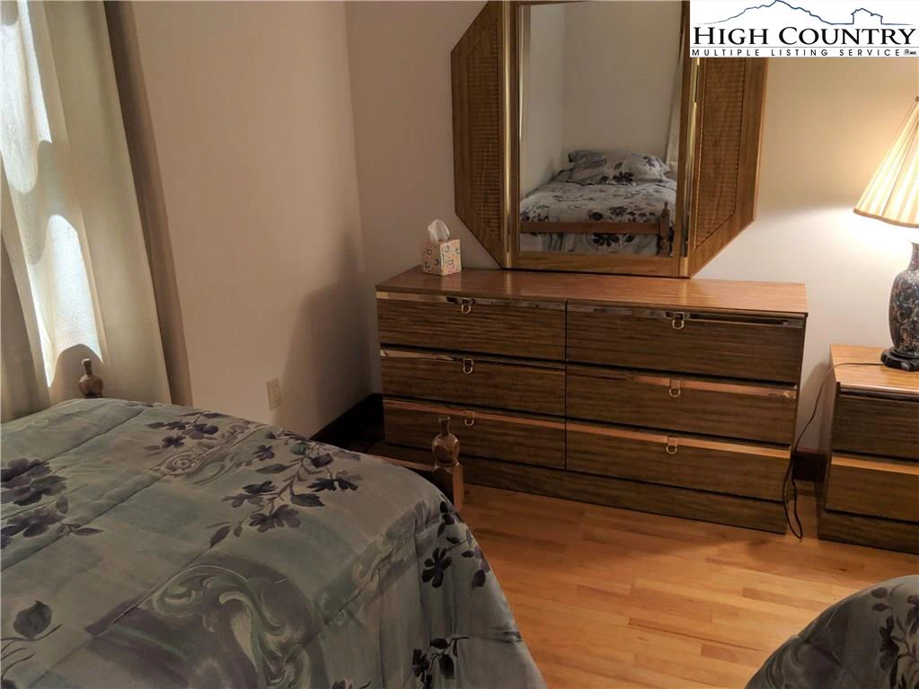 Image number 8 for the current listing