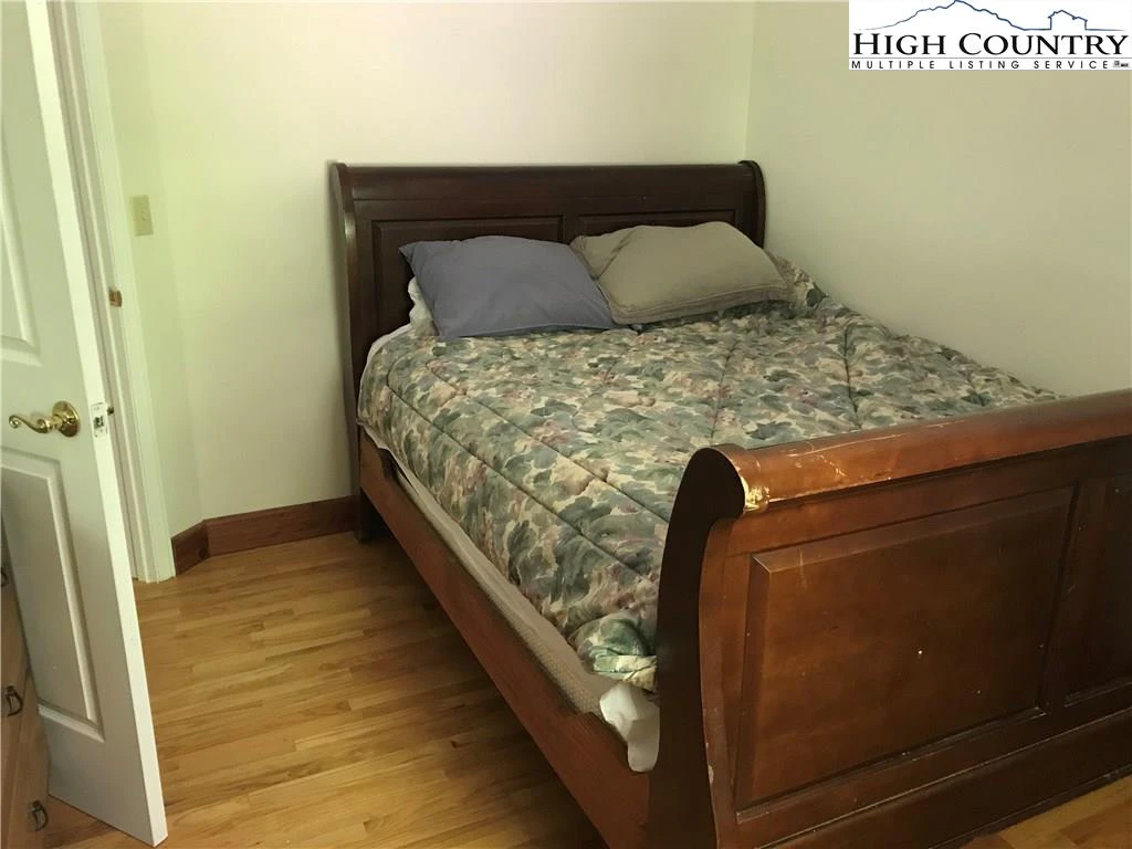 Image number 9 for the current listing
