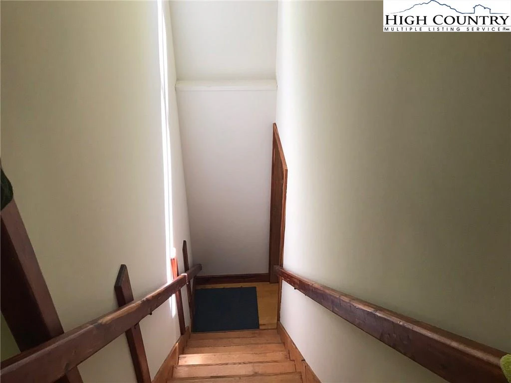 Image number 14 for the current listing
