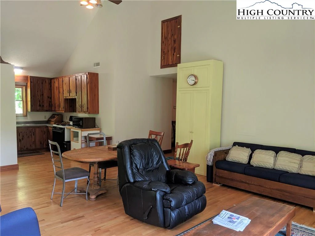 Image number 19 for the current listing