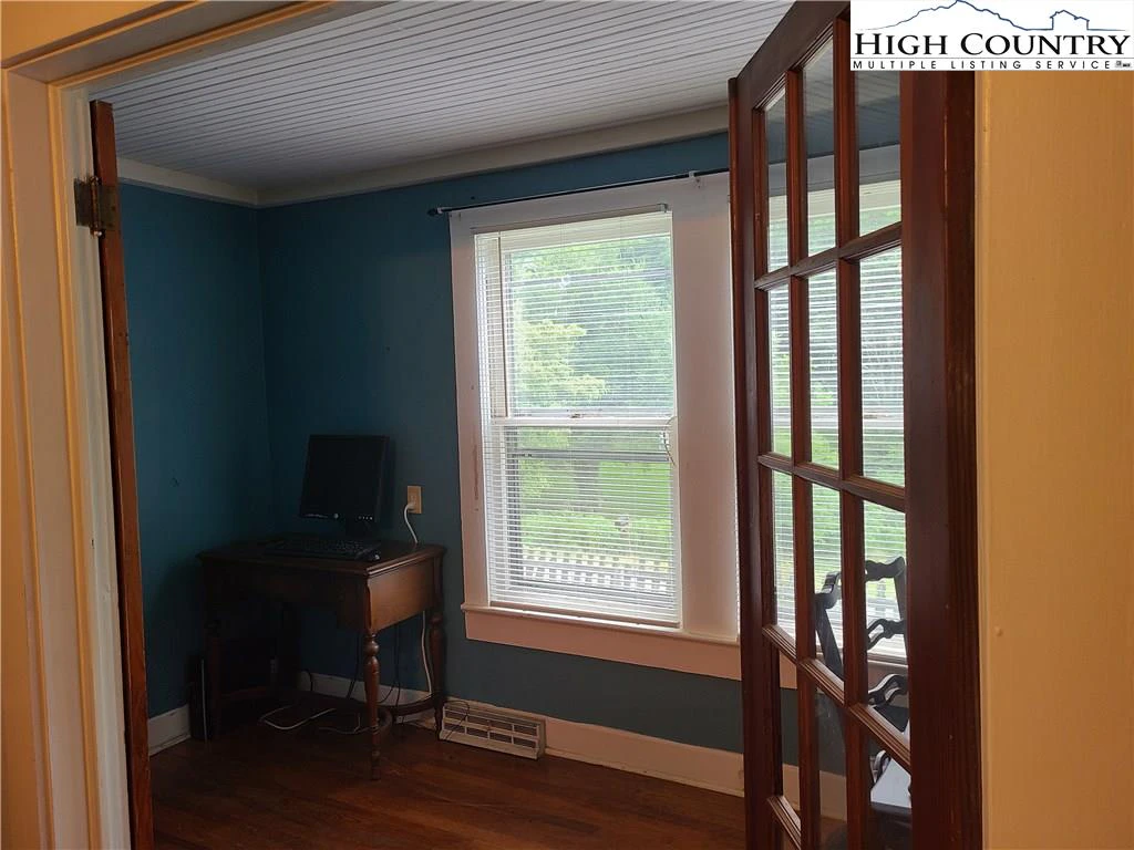 Image number 4 for the current listing