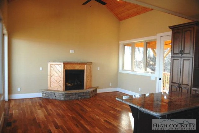 Image number 17 for the current listing