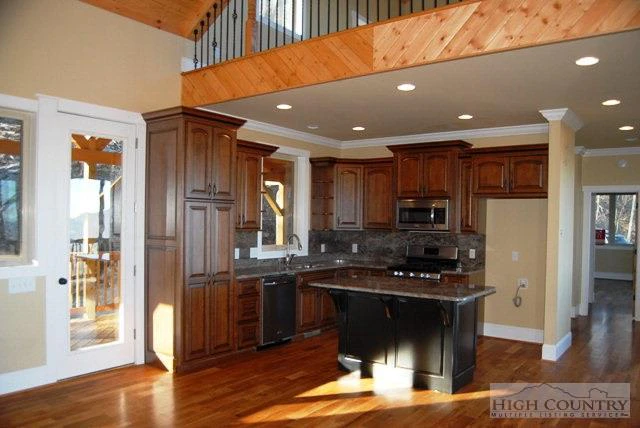 Image number 9 for the current listing