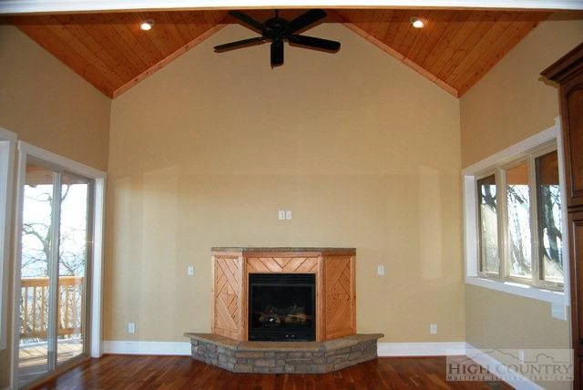 Image number 5 for the current listing