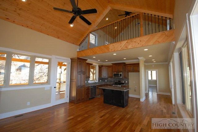 Image number 4 for the current listing