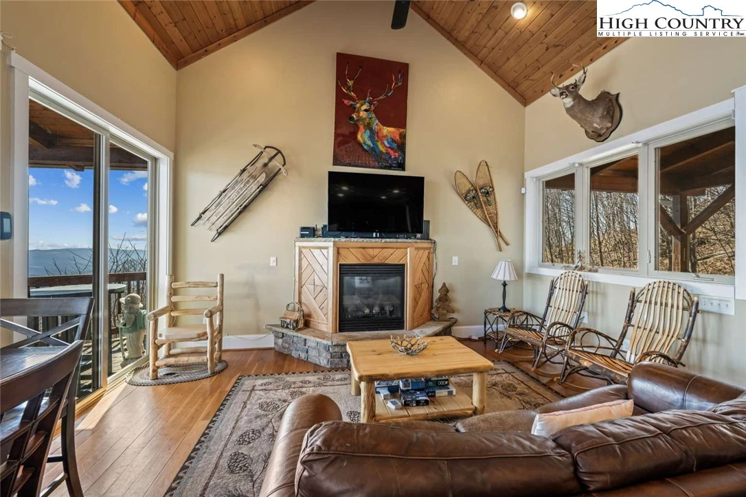 Image number 17 for the current listing