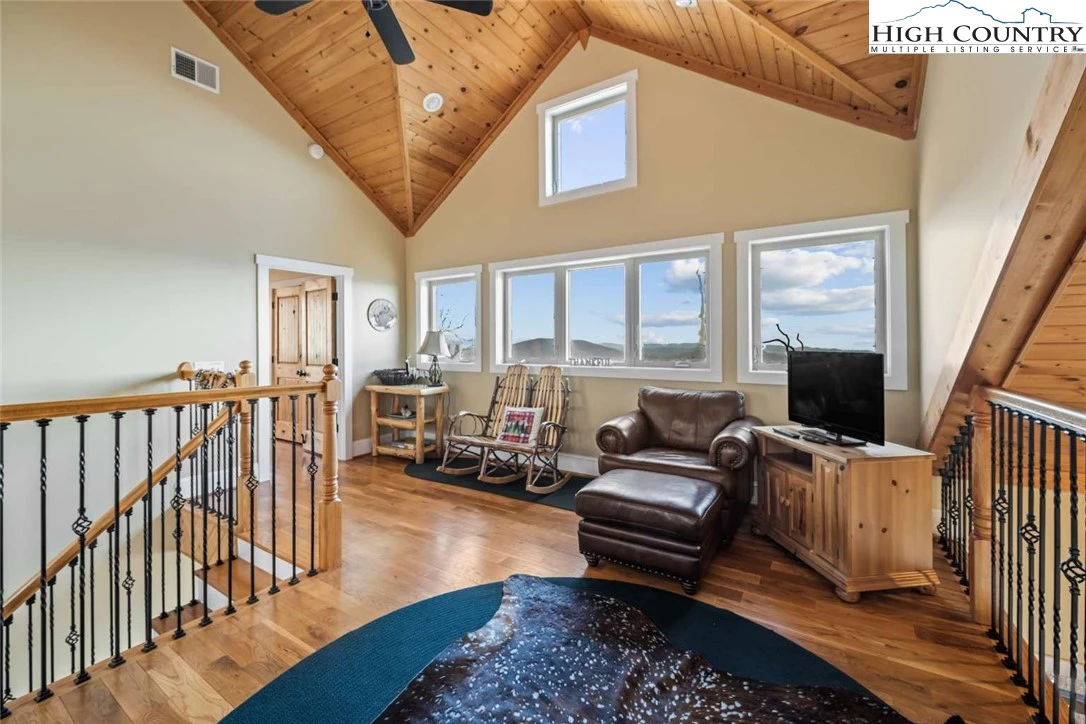 Image number 9 for the current listing