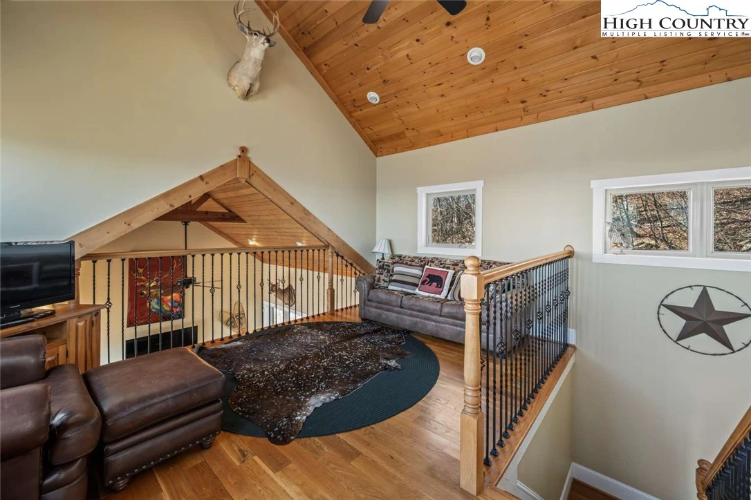 Image number 8 for the current listing